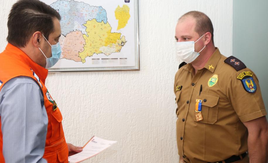 Oficiais da Polícia Militar recebem Medalha de Mérito da Defesa Civil no Quartel do Comando-Geral em Curitiba