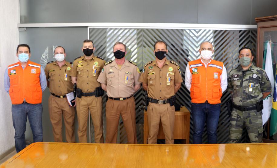 Oficiais da Polícia Militar recebem Medalha de Mérito da Defesa Civil no Quartel do Comando-Geral em Curitiba