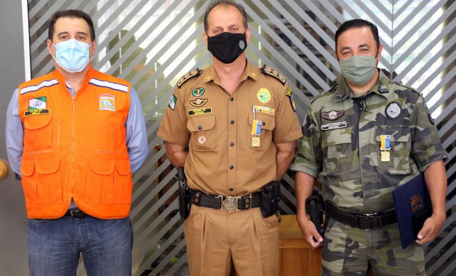 Oficiais da Polícia Militar recebem Medalha de Mérito da Defesa Civil no Quartel do Comando-Geral em Curitiba