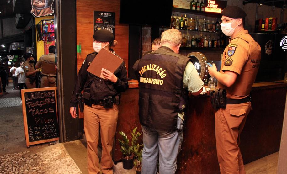 Ação Integrada de Fiscalização Urbana fecha 25 estabelecimentos comerciais em Curitiba