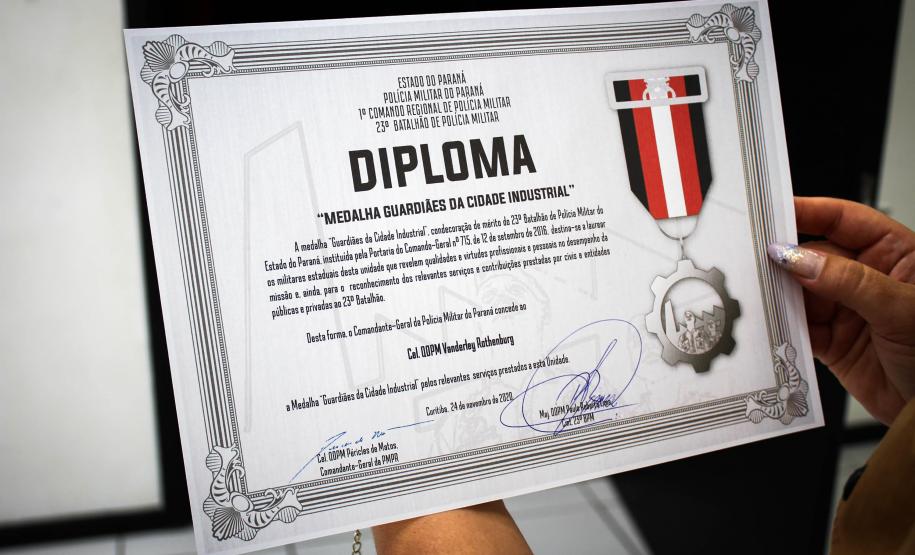 Batalhão da PM em Curitiba comemora oito anos de criação com entrega de medalhas e troca de Comando