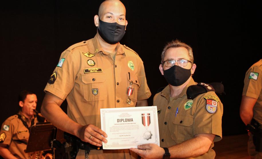 Batalhão da PM em Curitiba comemora oito anos de criação com entrega de medalhas e troca de Comando