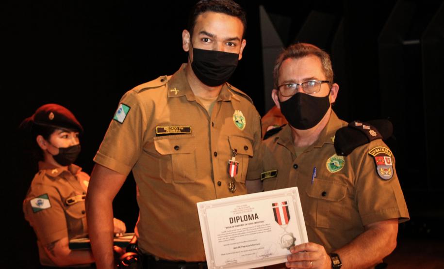 Batalhão da PM em Curitiba comemora oito anos de criação com entrega de medalhas e troca de Comando