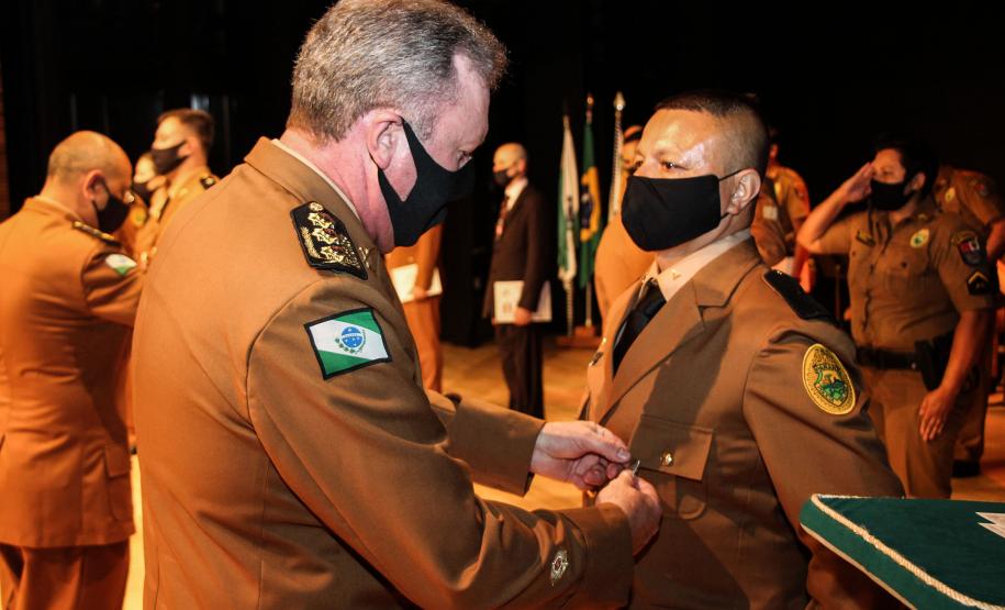 Batalhão da PM em Curitiba comemora oito anos de criação com entrega de medalhas e troca de Comando