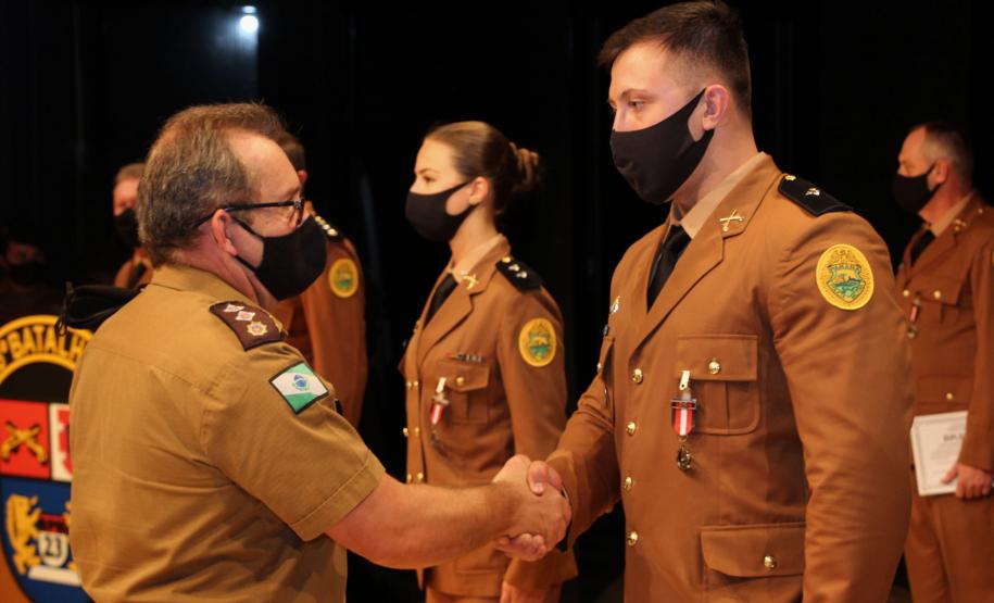 Batalhão da PM em Curitiba comemora oito anos de criação com entrega de medalhas e troca de Comando