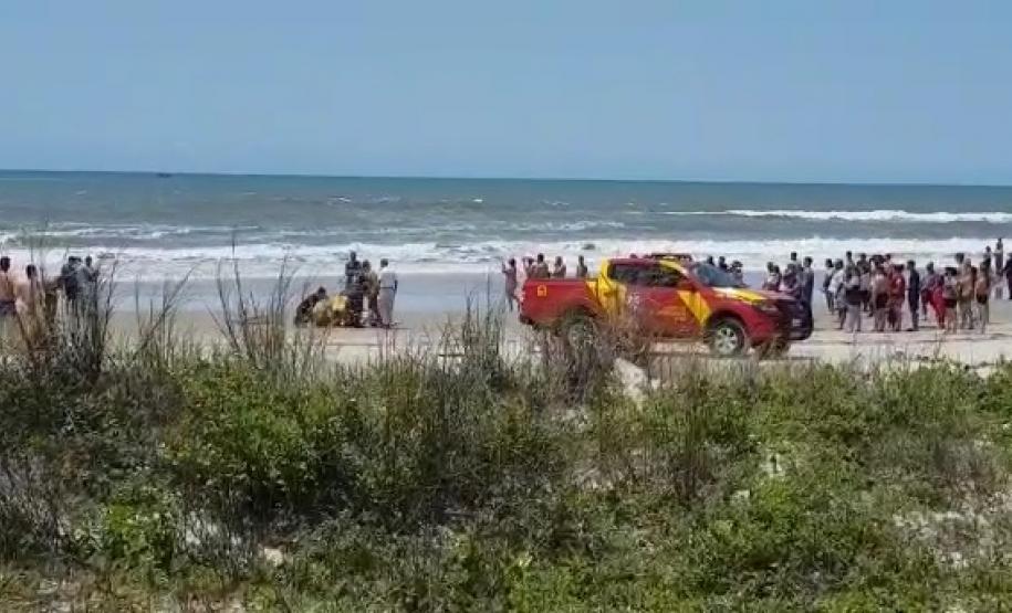 Helicóptero do BPMOA presta socorro a afogado em Pontal do Paraná