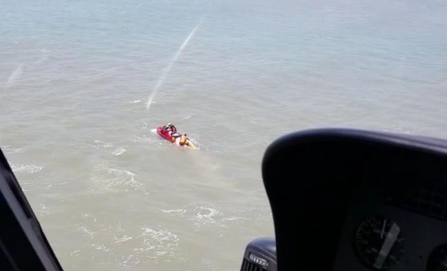 Helicóptero do BPMOA presta socorro a afogado em Pontal do Paraná