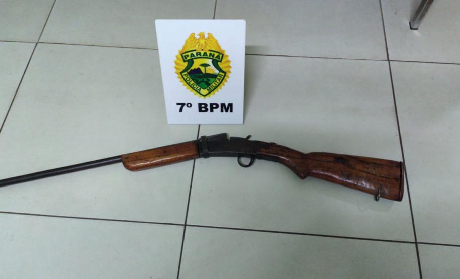 No Noroeste do estado, PM apreende duas armas de fogo e recupera carro carregado com cigarros contrabandeados