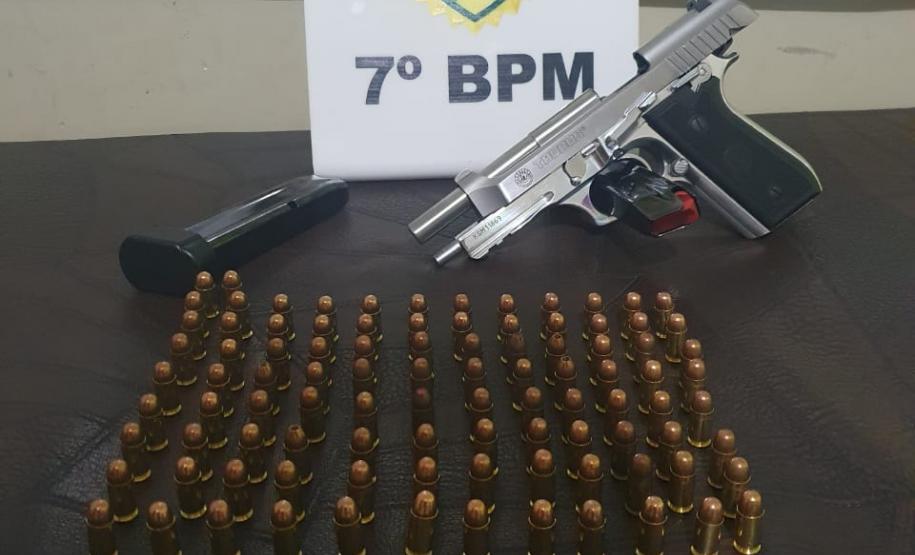 No Noroeste do estado, PM apreende duas armas de fogo e recupera carro carregado com cigarros contrabandeados