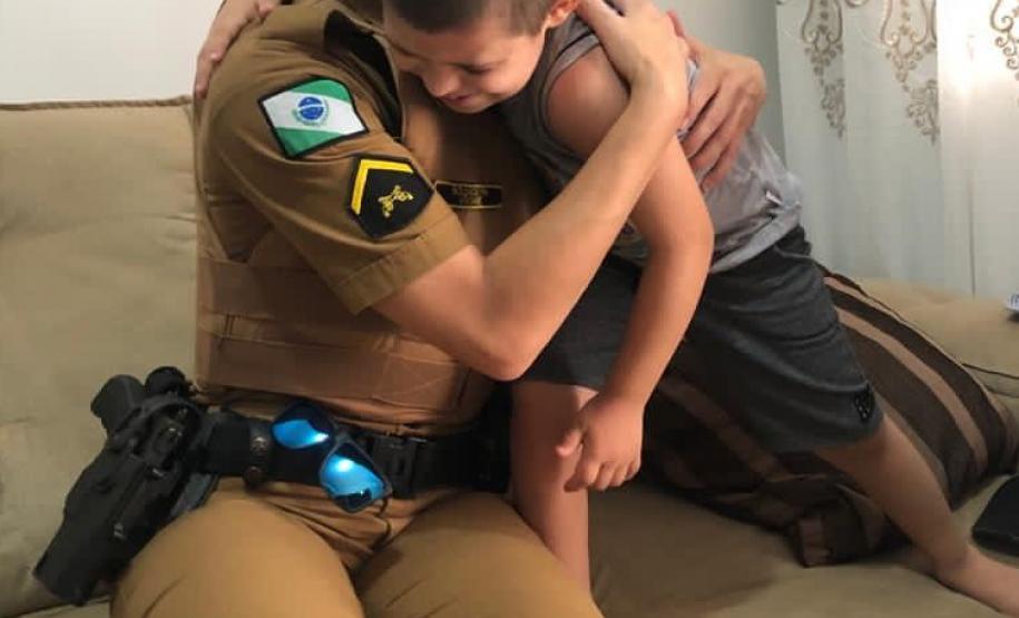 Policiais militares visitam pequeno fã da PM em Santa Terezinha do Itaipu (PR)