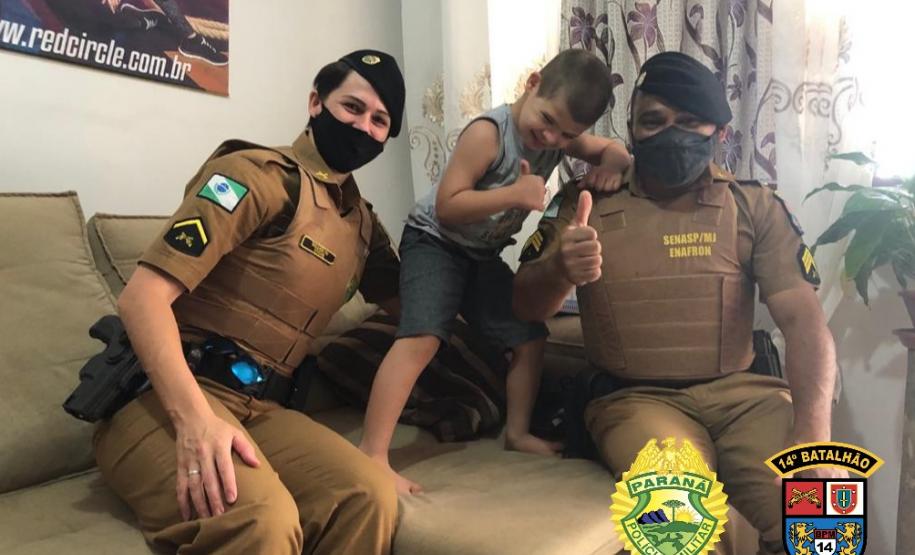 Policiais militares visitam pequeno fã da PM em Santa Terezinha do Itaipu (PR)