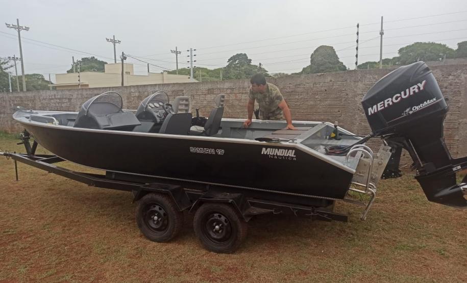 Durante cumprimento de mandado judicial em Icaraí, Polícia Ambiental apreende barcos utilizados no crime organizado