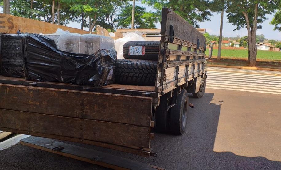 Em situações distintas, BPRv recupera carro e apreende caminhão carregado com contrabando no Oeste do estado