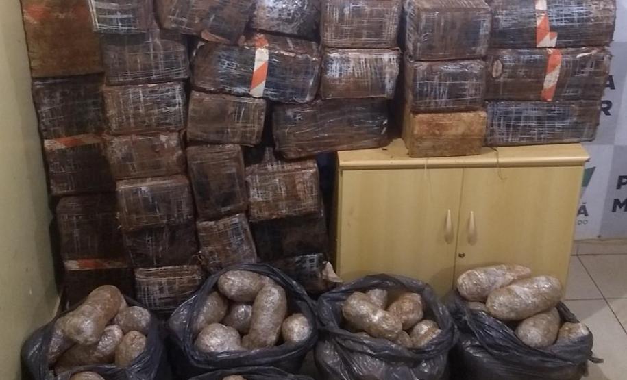 Cerca de 700 quilos de maconha são apreendidos pela PM no Oeste do estado