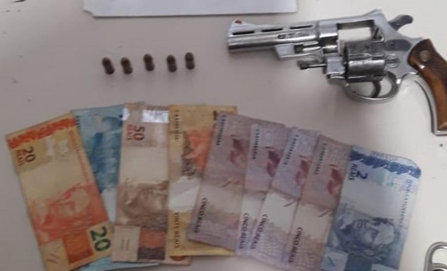 PM aborda autores de roubo e apreende drogas e arma em Foz do Iguaçu (PR)