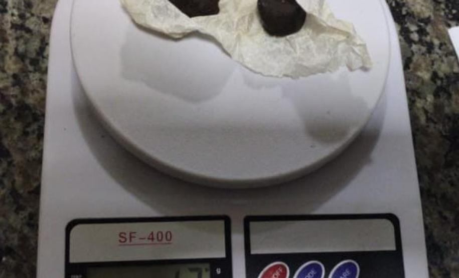 PM de Apucarana (PR) descobre paradeiro de autores de roubo à confecção e recupera 14 fardos de roupas