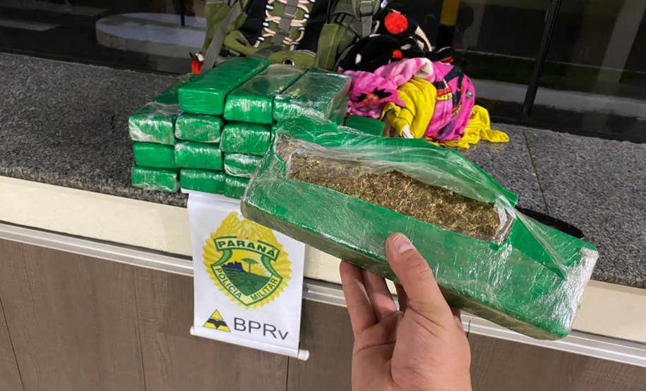 Fiscalização do BPRv resulta na apreensão de 15 caixas de cigarro e 14 kg de maconha, na região noroeste do Estado