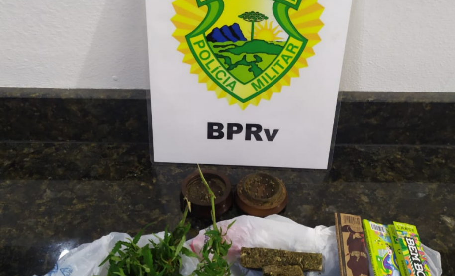 BPRv aborda ônibus que ia para Guaratuba, no Litoral do estado, e localiza maconha com rapaz