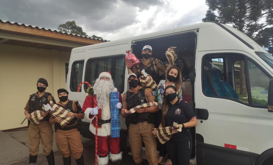 Natal Itinerante da Polícia Militar distribui mais de 4,5 mil brinquedos em bairros carentes de Curitiba