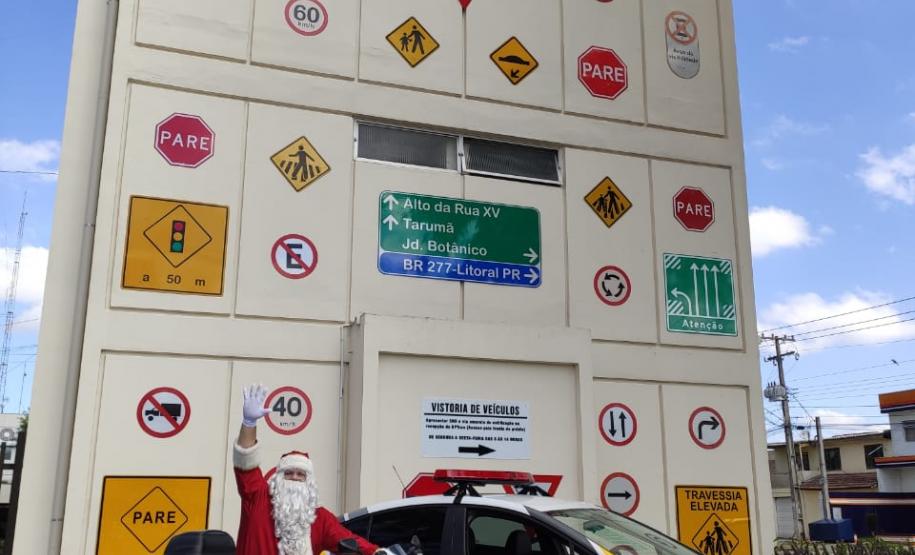 Natal Itinerante da Polícia Militar distribui mais de 4,5 mil brinquedos em bairros carentes de Curitiba