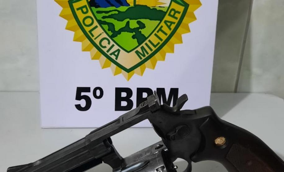 No Norte do estado, PM prende cinco pessoas e apreende duas armas de fogo em situações distintas