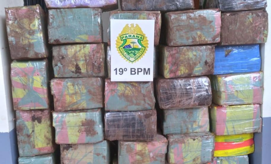 Em apenas um dia, PM retira mais de uma tonelada de maconha de circulação no Oeste do estado
