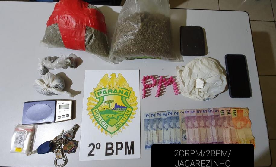 Batalhão do Norte Pioneiro apreende drogas e materiais utilizados para o tráfico de drogas na cidade em Jacarezinho