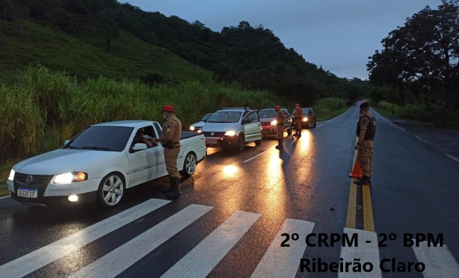 Batalhão do Norte Pioneiro apreende drogas e materiais utilizados para o tráfico de drogas na cidade em Jacarezinho