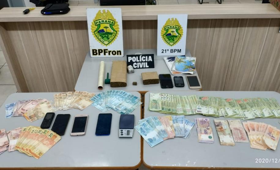 Ação conjunta da PM e Polícia Civil pela Operação Sinergia resulta em dinheiro, carro e crack apreendidos em Santo Antônio do Sudoeste