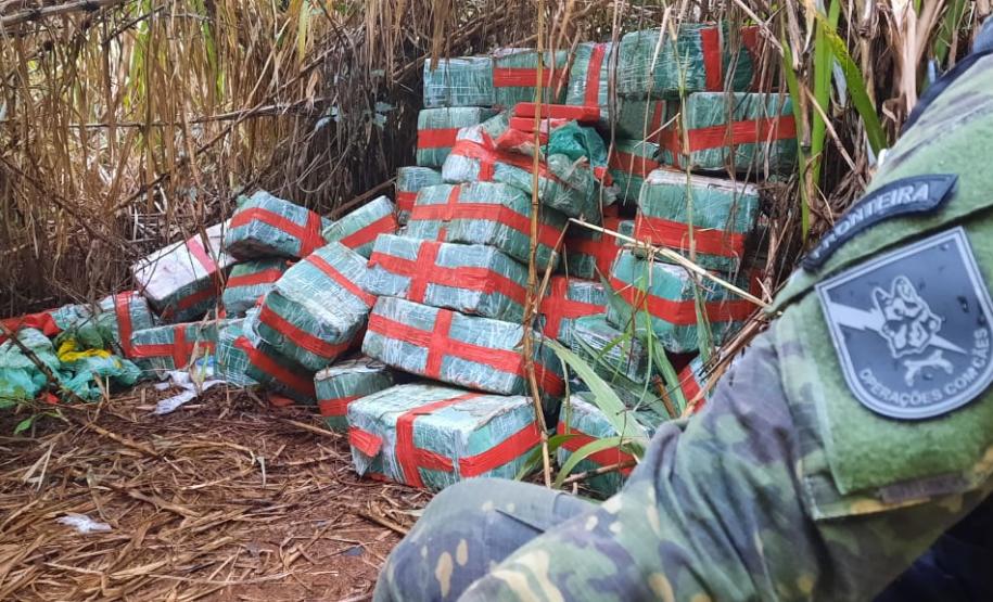 Operações com Cães do BPFron apreende mais de 2,5 toneladas de maconha em Santa Helena (PR)