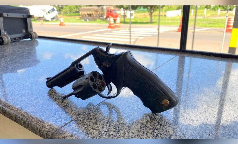 Policiais rodoviários apreendem arma de fogo e drogas na cidade de Cianorte, no interior do Paraná