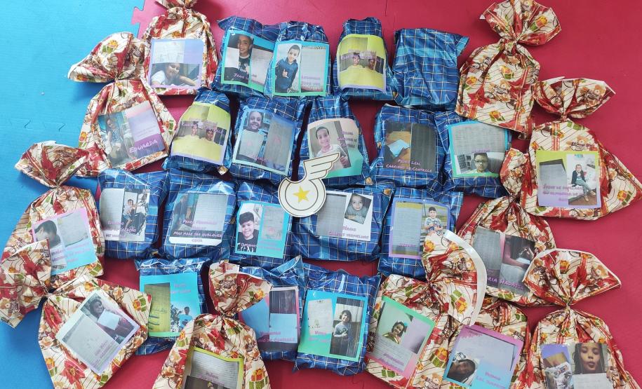 Policiais do BPTran apadrinham 28 alunos de colégio Municipal de Pinhais, na RMC, e entregam presentes de Natal