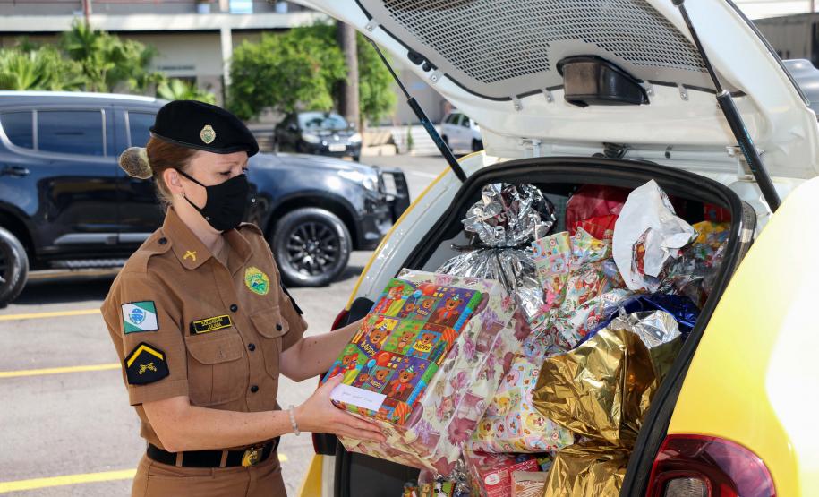 PM faz entrega de presentes arrecadados na campanha Natal Solidário em Curitiba