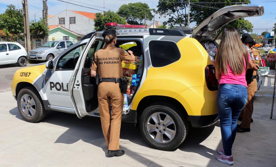 PM faz entrega de presentes arrecadados na campanha Natal Solidário em Curitiba