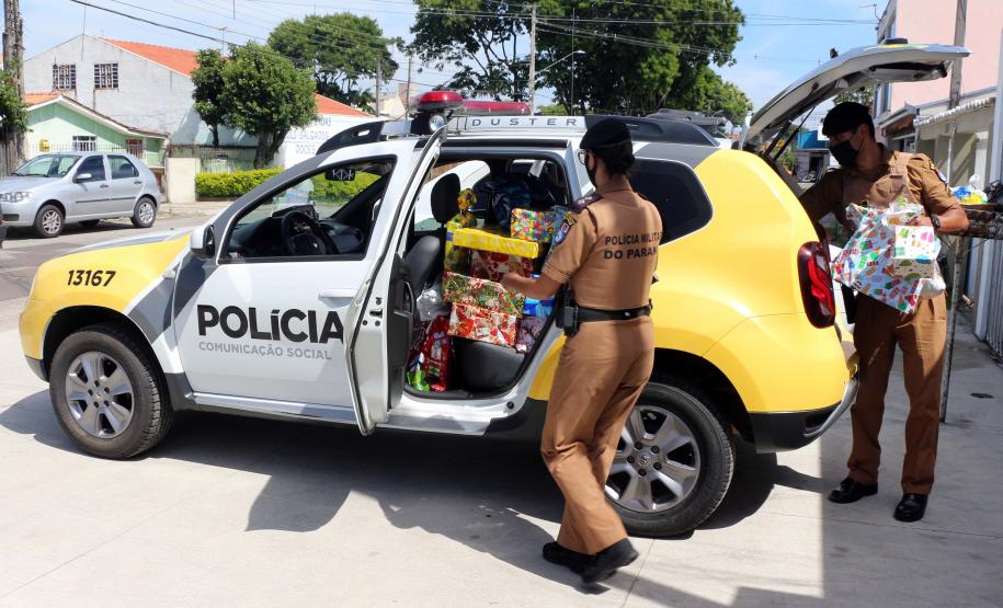 PM faz entrega de presentes arrecadados na campanha Natal Solidário em Curitiba