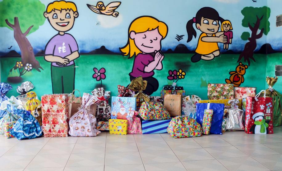 PM faz entrega de presentes arrecadados na campanha Natal Solidário em Curitiba