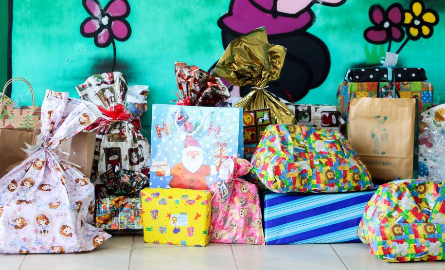 PM faz entrega de presentes arrecadados na campanha Natal Solidário em Curitiba