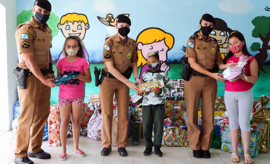 PM faz entrega de presentes arrecadados na campanha Natal Solidário em Curitiba