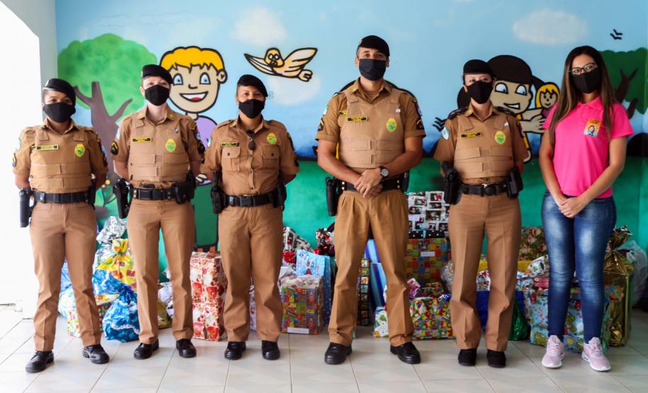 PM faz entrega de presentes arrecadados na campanha Natal Solidário em Curitiba