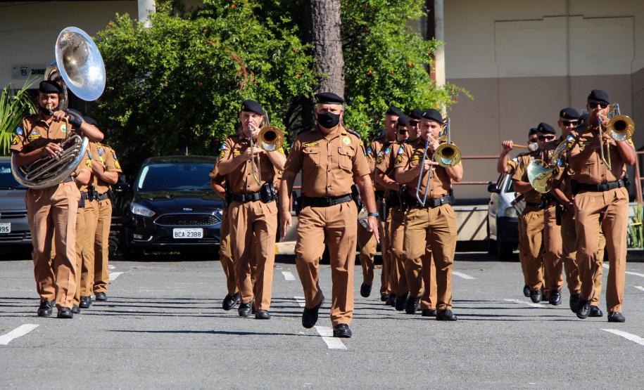 Banda de Música da PMPR faz apresentação para policiais que trabalham no administrativo no Quartel do Comando-Geral
