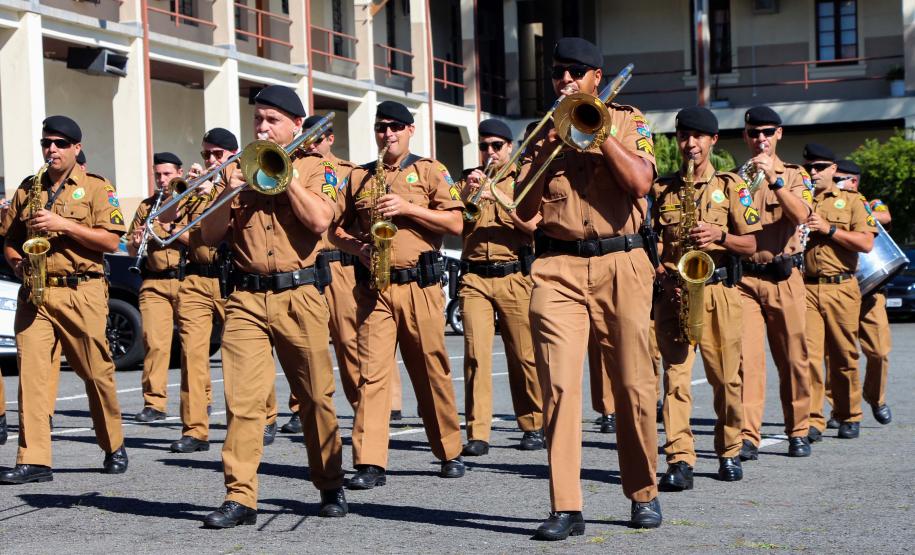 Banda de Música da PMPR faz apresentação para policiais que trabalham no administrativo no Quartel do Comando-Geral