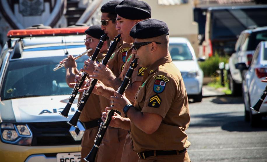 Banda de Música da PMPR faz apresentação para policiais que trabalham no administrativo no Quartel do Comando-Geral