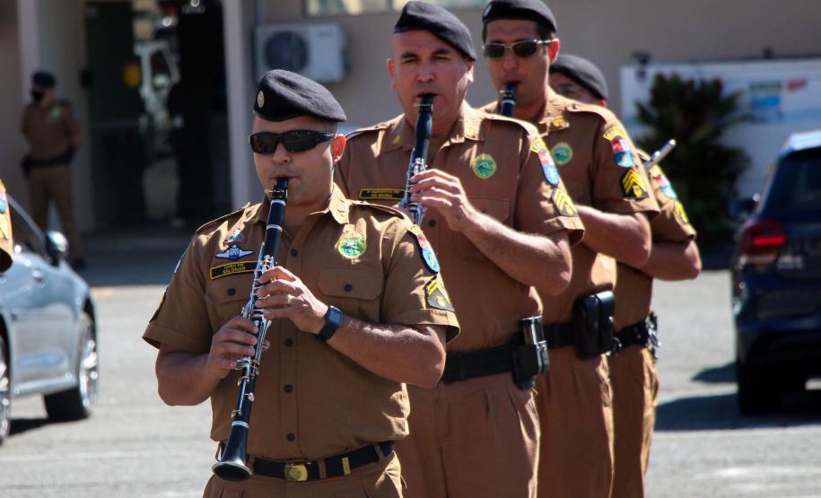 Banda de Música da PMPR faz apresentação para policiais que trabalham no administrativo no Quartel do Comando-Geral