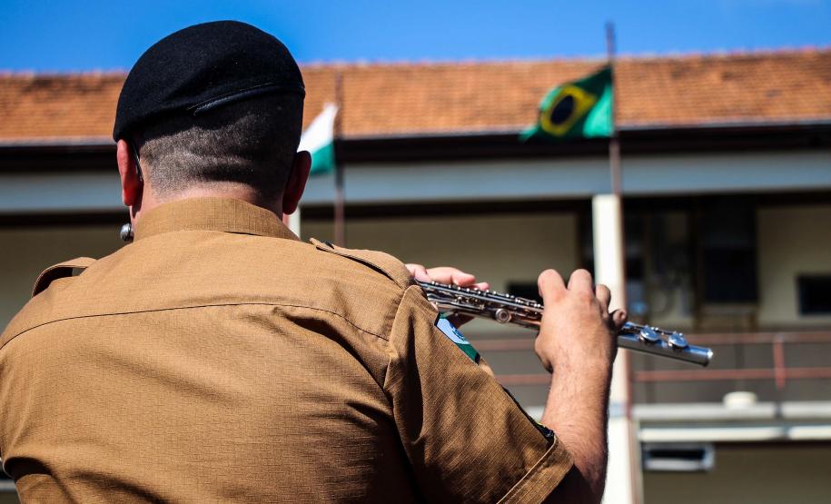 Banda de Música da PMPR faz apresentação para policiais que trabalham no administrativo no Quartel do Comando-Geral