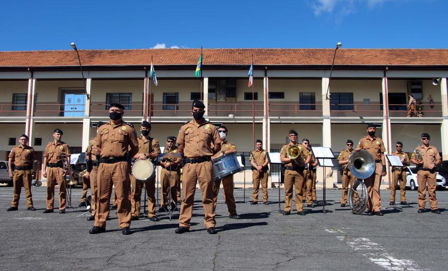 Banda de Música da PMPR faz apresentação para policiais que trabalham no administrativo no Quartel do Comando-Geral