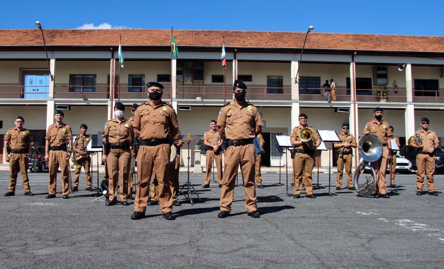 Banda de Música da PMPR faz apresentação para policiais que trabalham no administrativo no Quartel do Comando-Geral