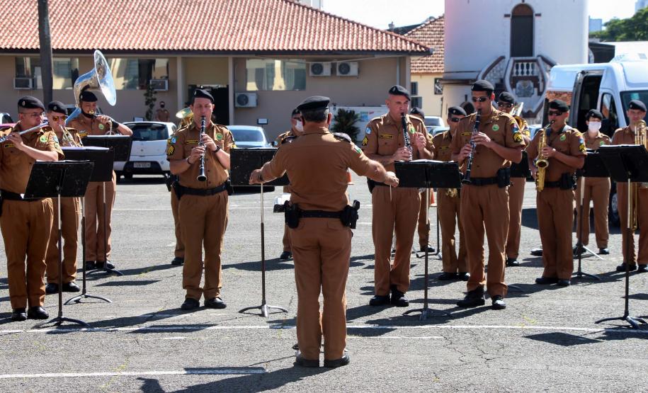 Banda de Música da PMPR faz apresentação para policiais que trabalham no administrativo no Quartel do Comando-Geral
