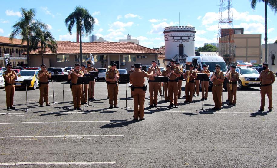 Banda de Música da PMPR faz apresentação para policiais que trabalham no administrativo no Quartel do Comando-Geral