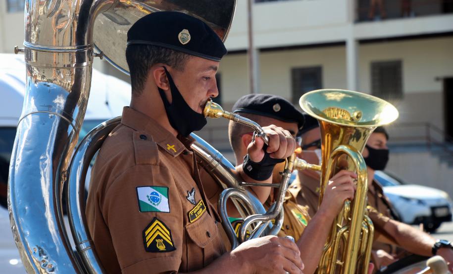 Banda de Música da PMPR faz apresentação para policiais que trabalham no administrativo no Quartel do Comando-Geral