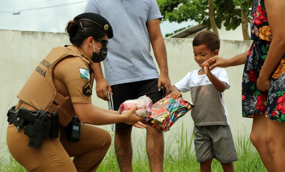 ONG doa brinquedos e Polícia Militar faz a entrega de presentes de Natal para crianças carentes em Pontal do Paraná